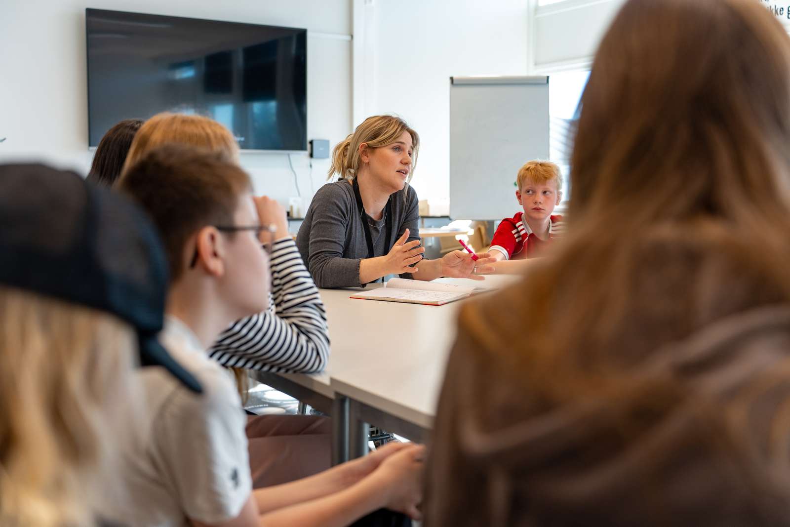 Mette fortæller om klimaarbejdet til elevrådet på Hedensted Skole