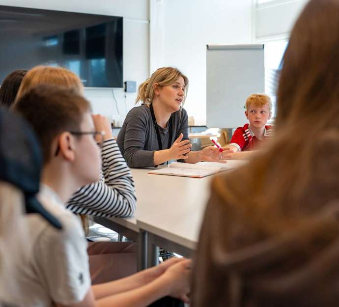 Mette fortæller om klimaarbejdet til elevrådet på Hedensted Skole