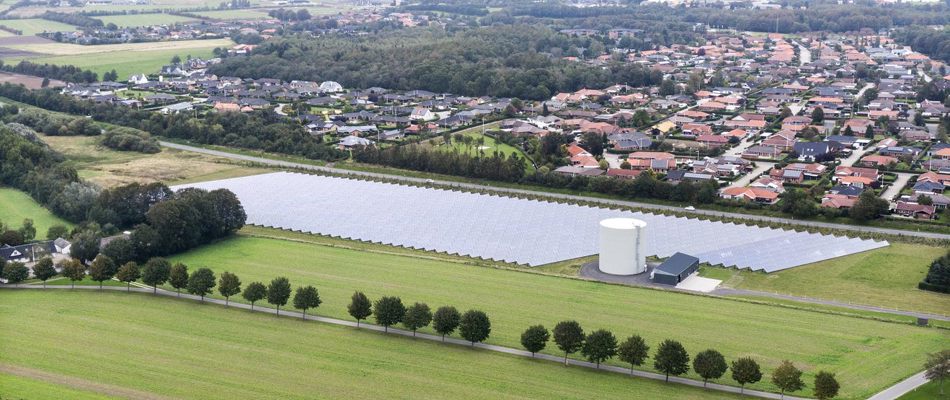 Håndværker installerer solceller på tag